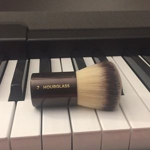 Hourglass Finishing Brush no. 7 face powder